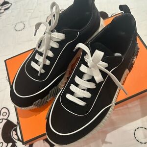 New Hermes, Bouncing sneaker